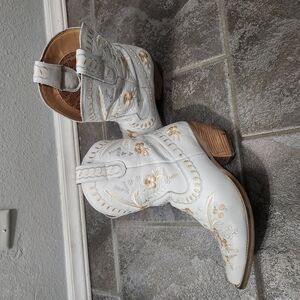 White Floral Embroidered Cowboy Boots